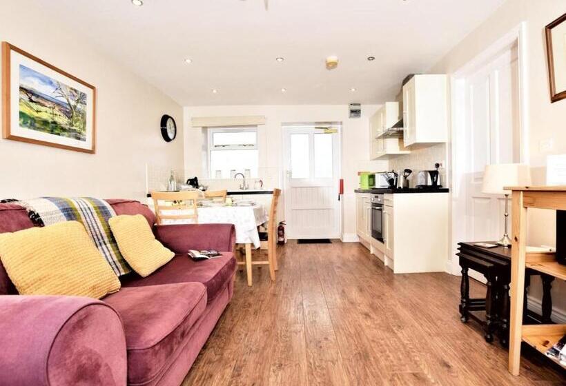 شقة غرفة واحدة, Riding Farm