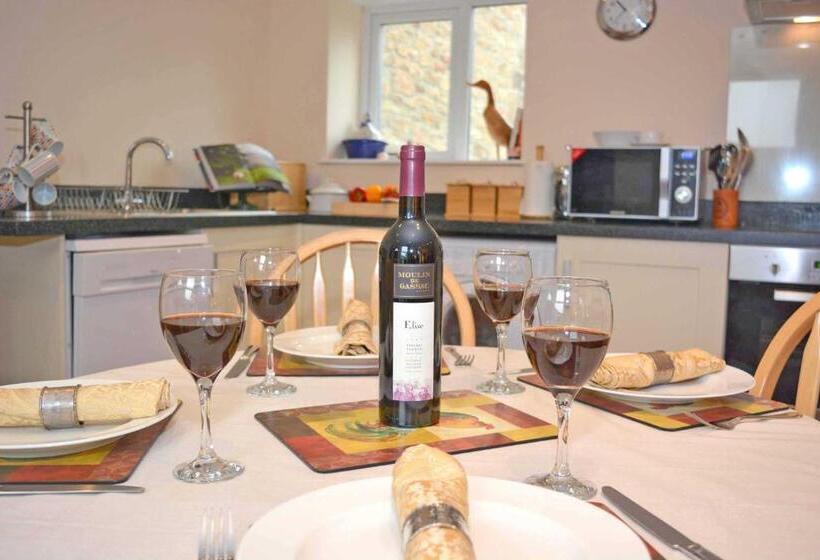 غرفة أساسية ثلاثية, Riding Farm