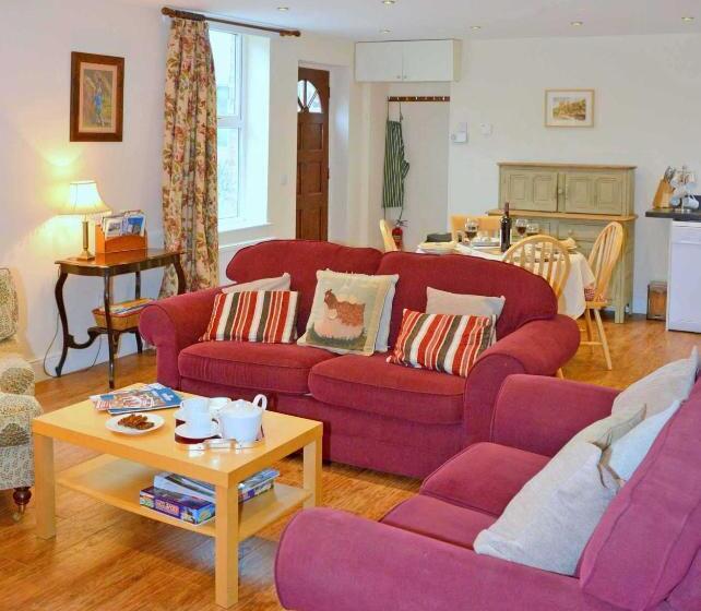 غرفة أساسية ثلاثية, Riding Farm