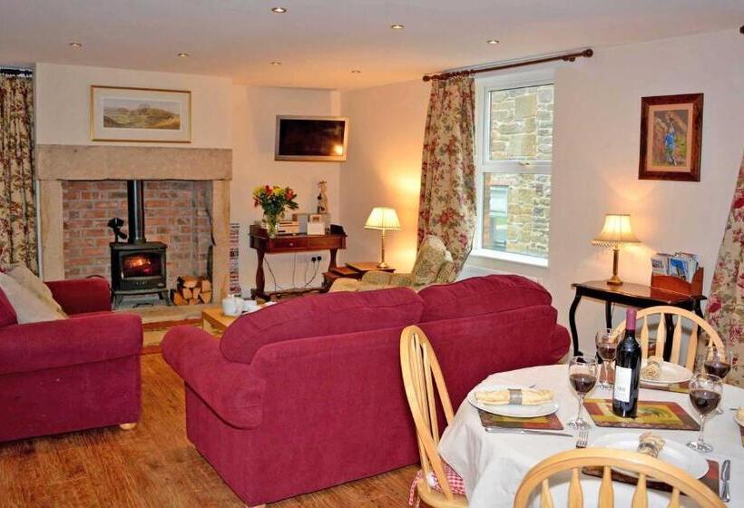 غرفة أساسية ثلاثية, Riding Farm