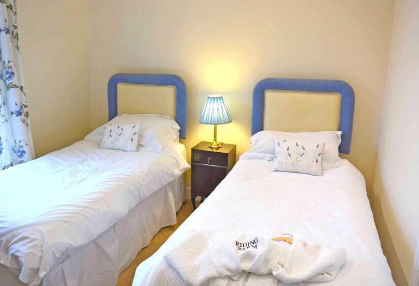 غرفة أساسية ثلاثية, Riding Farm