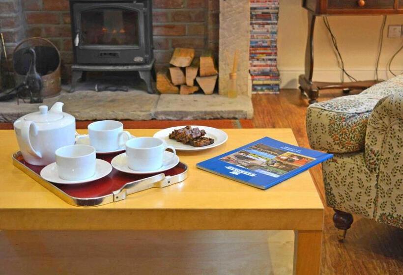 غرفة أساسية ثلاثية, Riding Farm