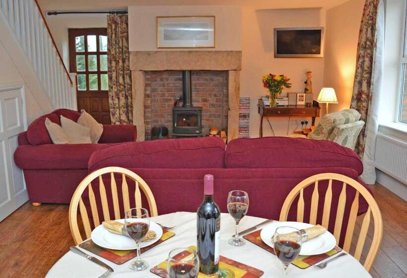 غرفة أساسية ثلاثية, Riding Farm