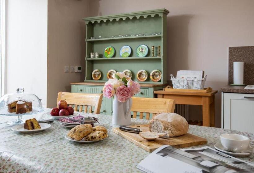 منزل غرفة نوم واحدة, Riding Farm