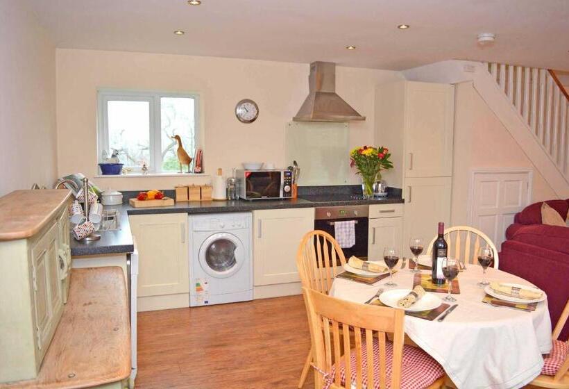 غرفة أساسية ثلاثية, Riding Farm