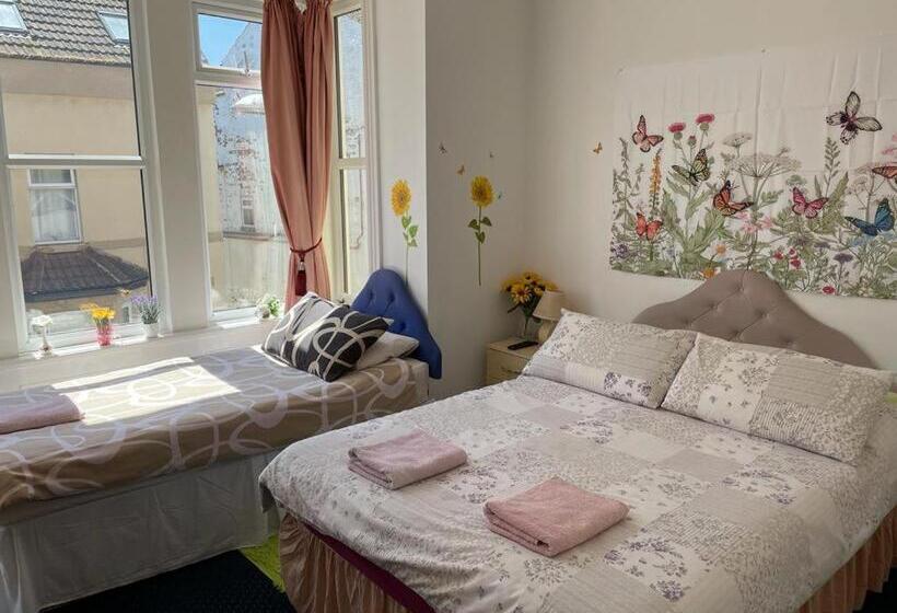 Camera Tripla Standard, The Blue Moon