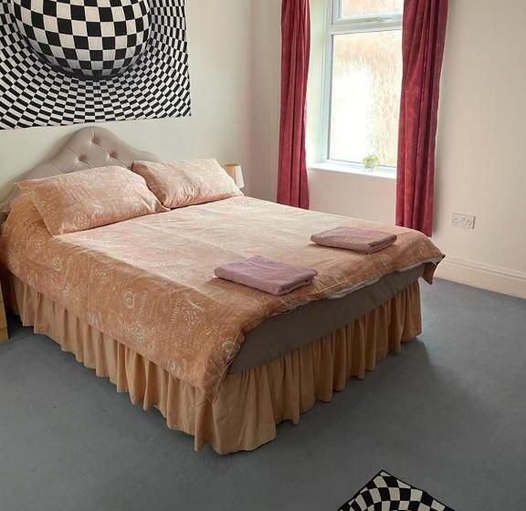 Camera Tripla Standard, The Blue Moon