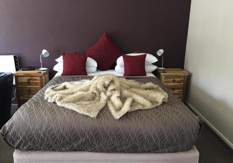 استودیوی لوکس, Lakefront Lodge