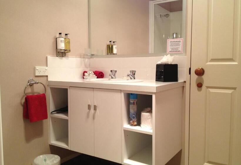 استودیوی لوکس, Lakefront Lodge