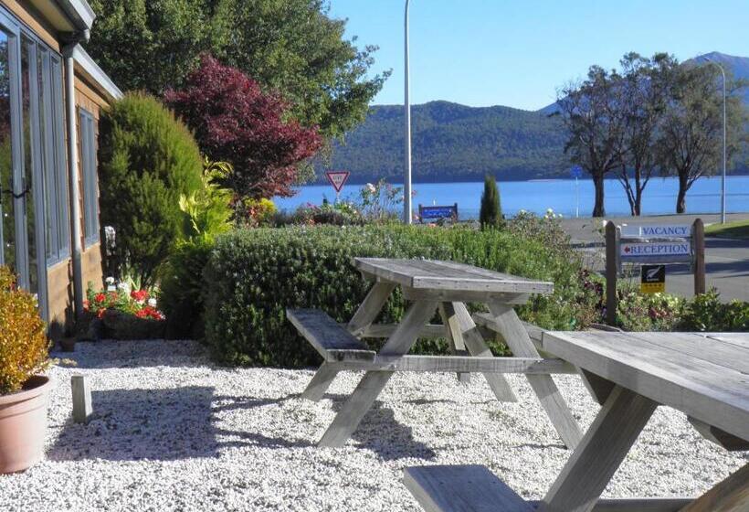 استودیوی لوکس, Lakefront Lodge