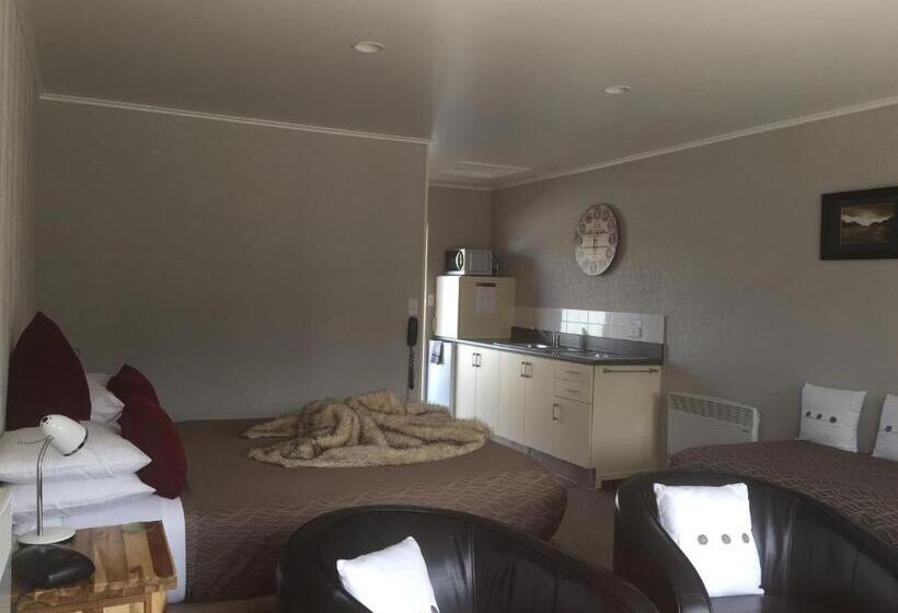 استودیوی لوکس, Lakefront Lodge