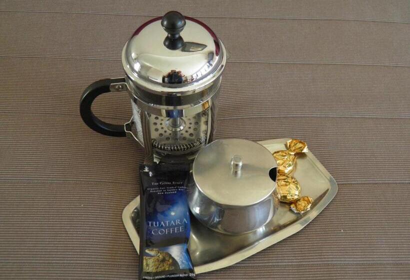 استودیوی استاندارد, Lakefront Lodge