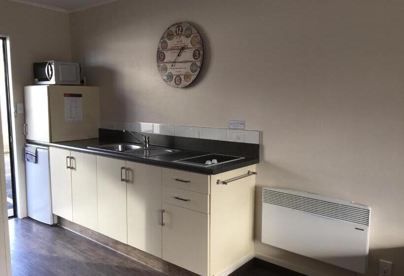 استودیوی استاندارد, Lakefront Lodge