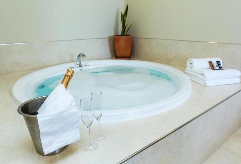 סטודיו דלוקס, Pebble Beach Motor Inn