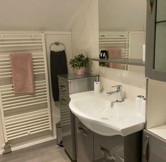 标准三人间, Maria Vendéghaz