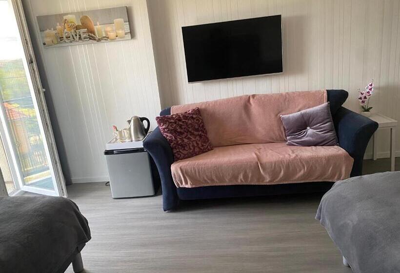 标准三人间, Maria Vendéghaz