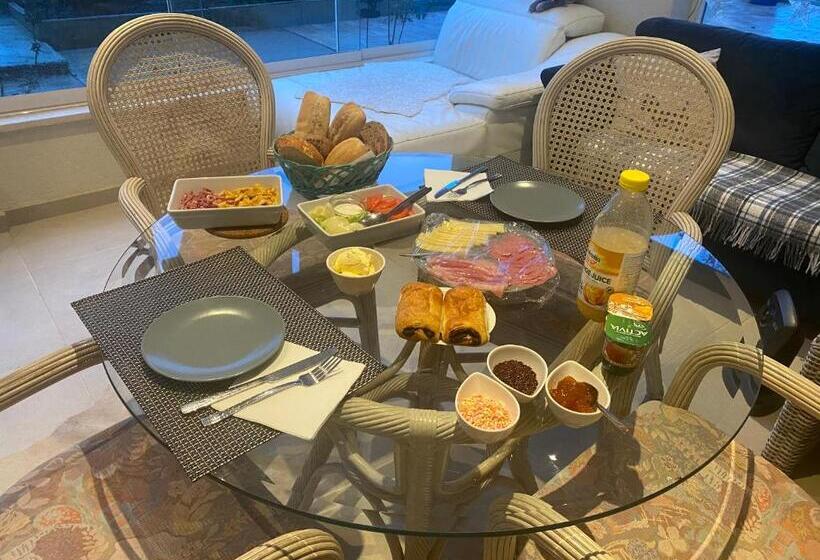 标准三人间, Maria Vendéghaz