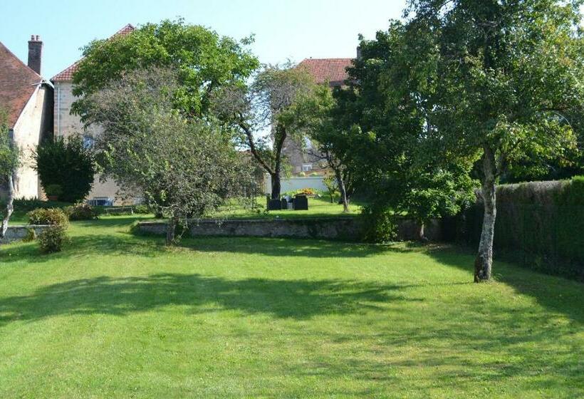 Четырехместный Номер Стандарт Вид на Сад, Chambres D Hôtes Le Moulin à Epices