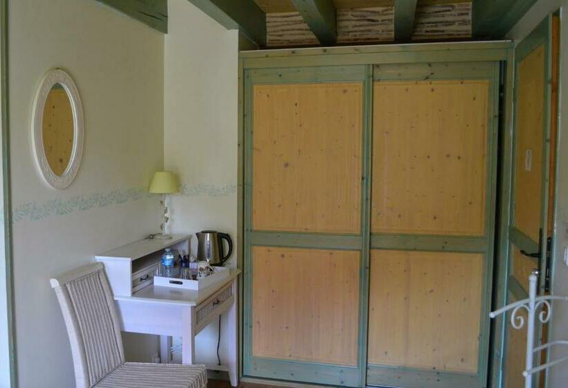 Четырехместный Номер Стандарт Вид на Сад, Chambres D Hôtes Le Moulin à Epices