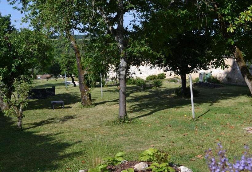 Четырехместный Номер Стандарт Вид на Сад, Chambres D Hôtes Le Moulin à Epices