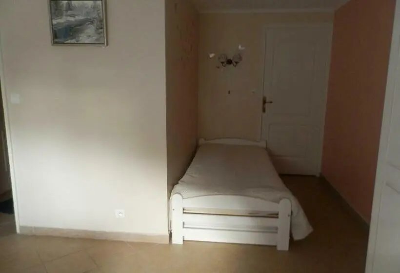 スタンダードトリプルルーム, Chambres Et Table D Hôtes Les Trois Marquets