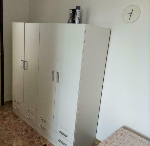 غرفة إقتصادية, Noemi & Julienne