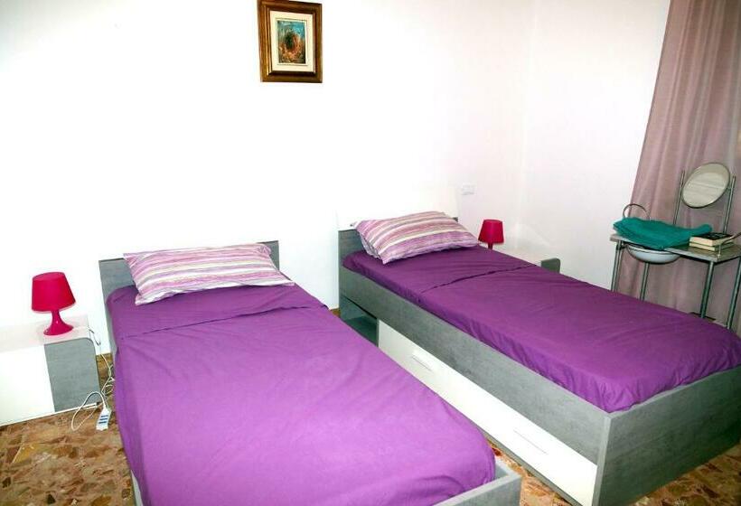 经济房, Noemi & Julienne