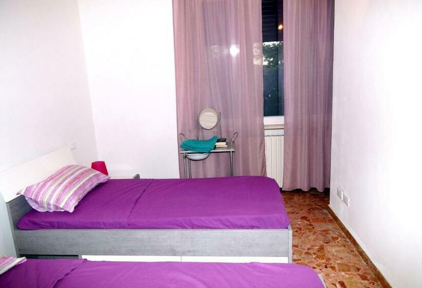 غرفة إقتصادية, Noemi & Julienne