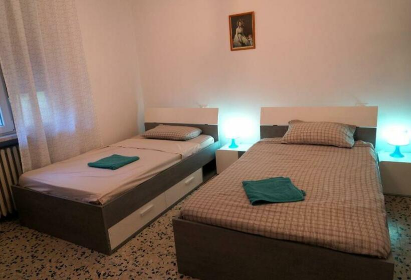 四人标准间, Noemi & Julienne