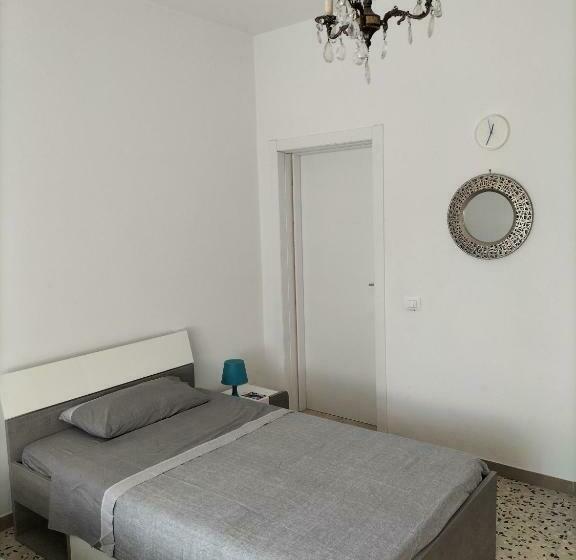 四人标准间, Noemi & Julienne