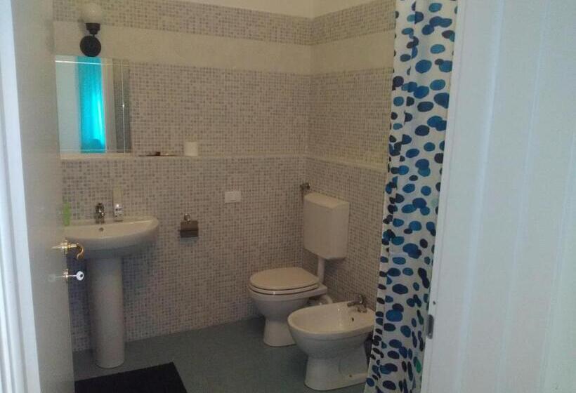 四人标准间, Noemi & Julienne