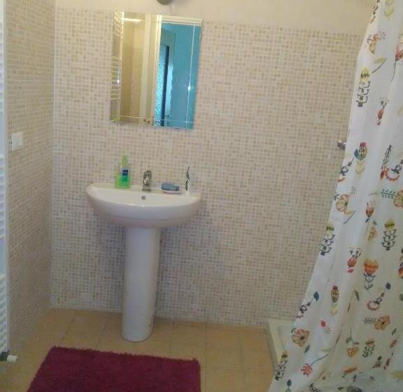 四人标准间, Noemi & Julienne