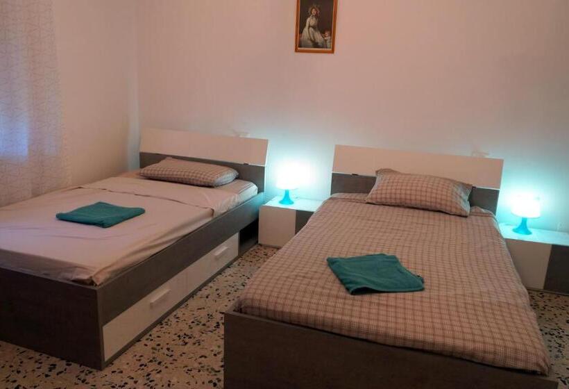 四人标准间, Noemi & Julienne