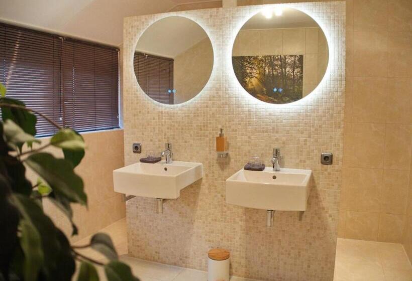 Standard room with outdoor bath, Bed & Brochje Burgum