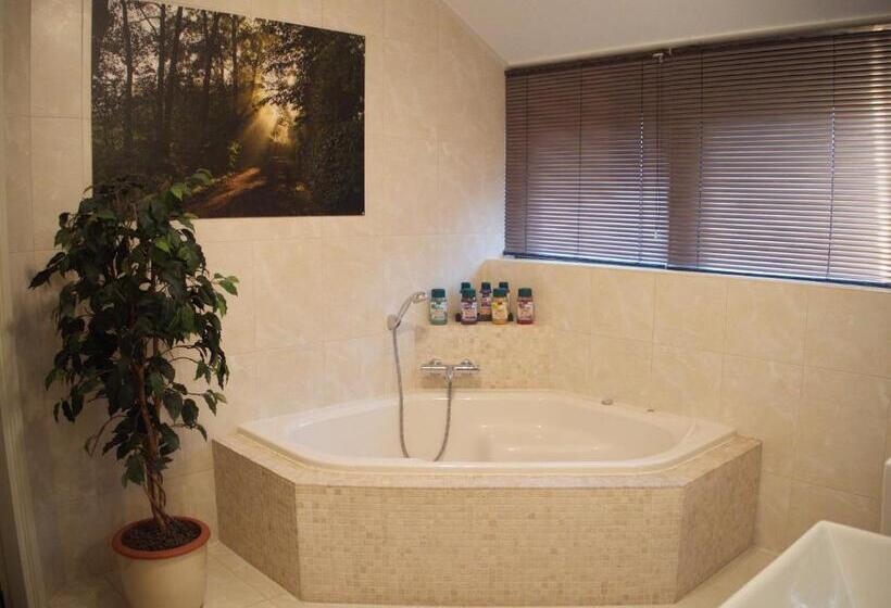 Standard room with outdoor bath, Bed & Brochje Burgum