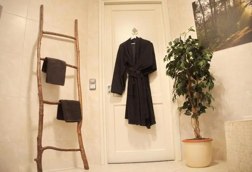 Standard room with outdoor bath, Bed & Brochje Burgum