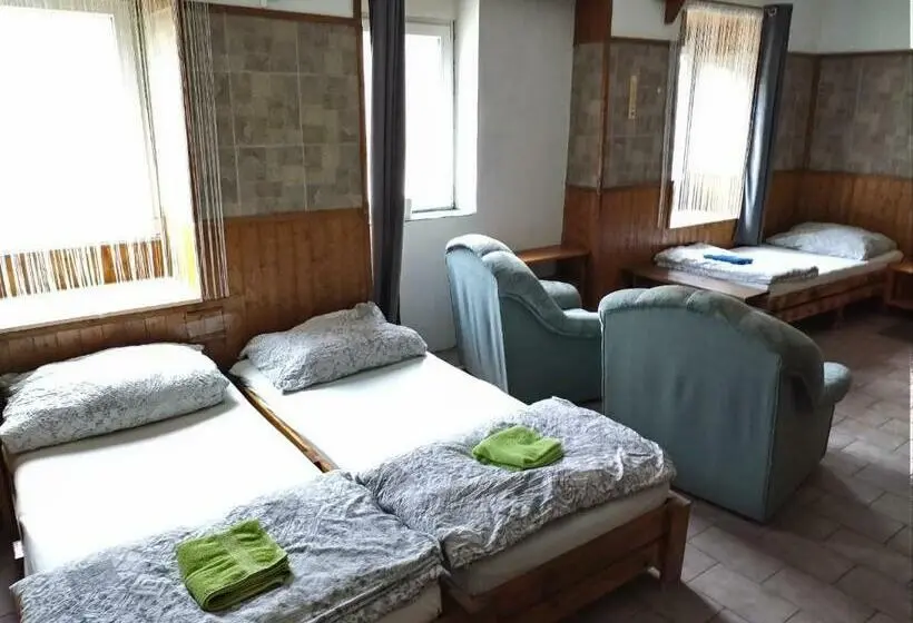 スタンダード４人部屋, U Dragouna
