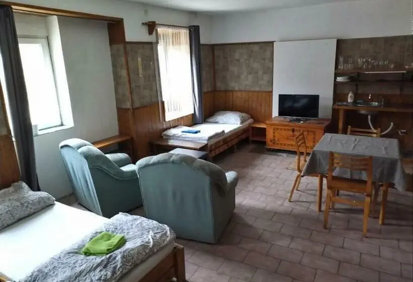 スタンダード４人部屋, U Dragouna