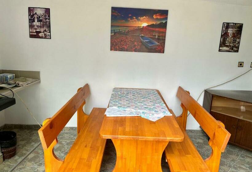 1 Bedroom Apartment Garden View, къща спирови