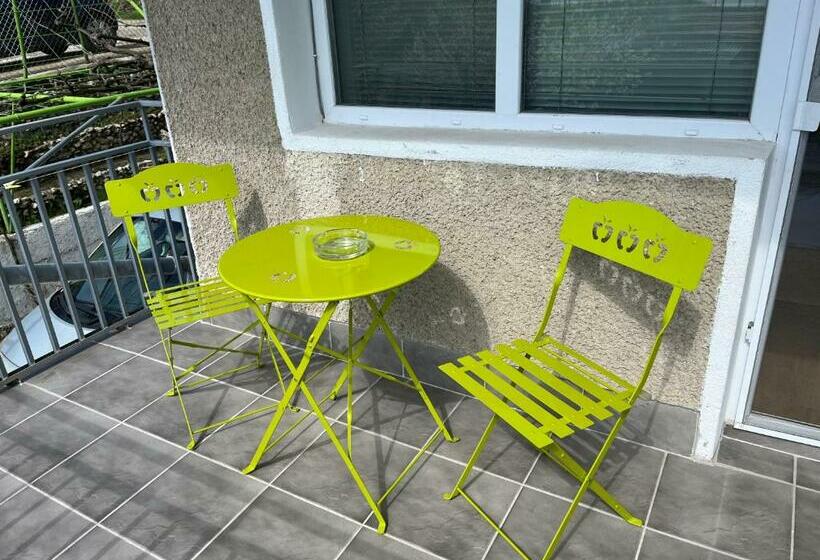 1 Bedroom Apartment Garden View, къща спирови