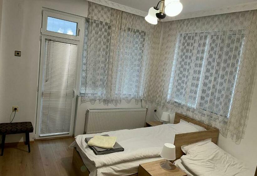 1 Bedroom Apartment Garden View, къща спирови