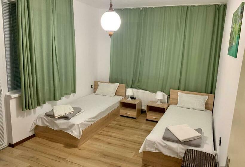 1 Bedroom Apartment Garden View, къща спирови