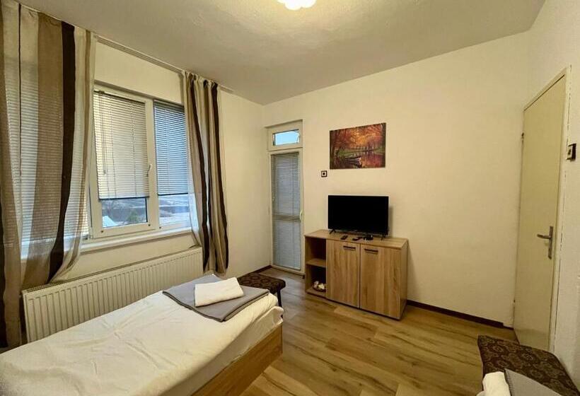 1 Bedroom Apartment Garden View, къща спирови