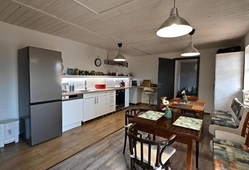 דירת שלושה חדרים, Borsika Napterasz Pihenőház