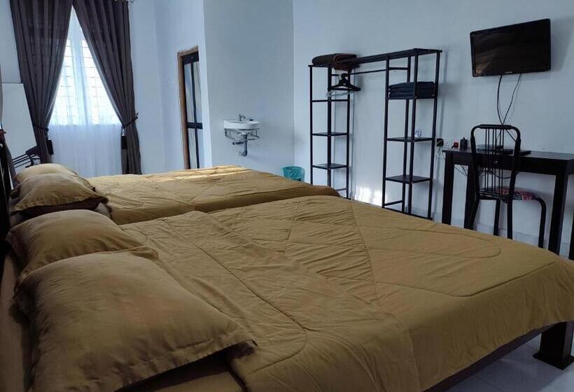 غرفة قياسية رباعية, Kayangan Inn