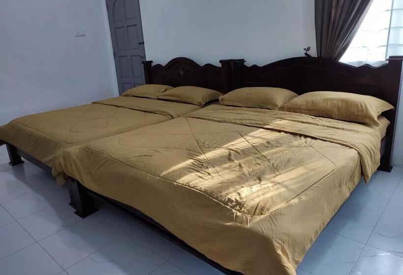 غرفة قياسية رباعية, Kayangan Inn