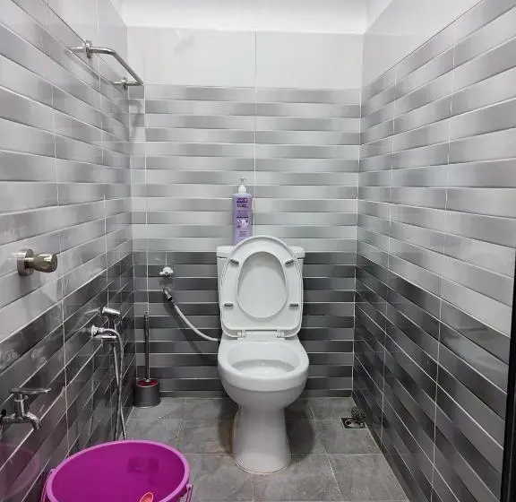 Talo 2 Makuuhuonetta, Kayangan Inn