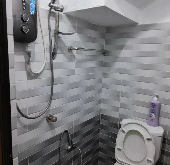 Talo 2 Makuuhuonetta, Kayangan Inn