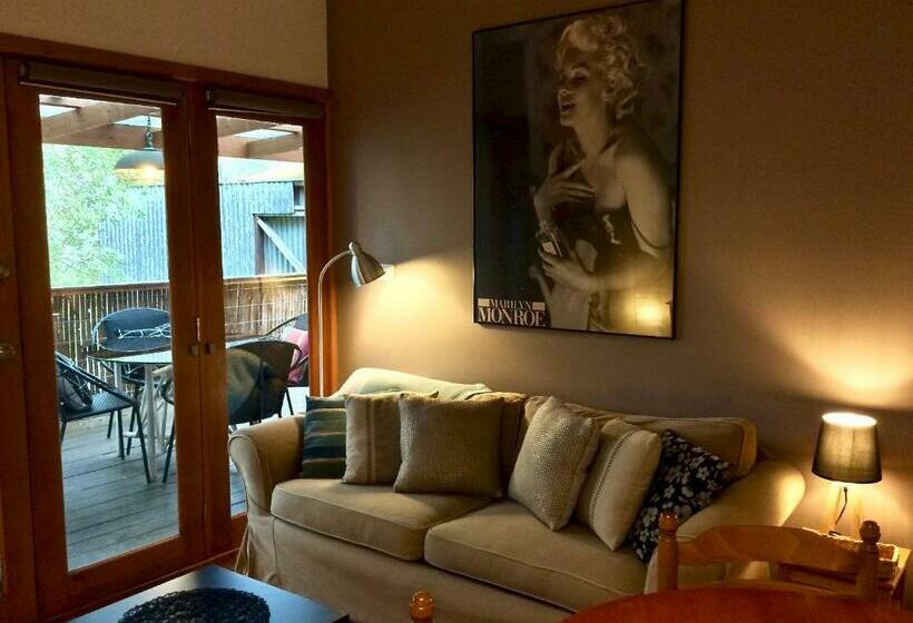 منزل غرفتين نوم, The Green Room Wattle Glen