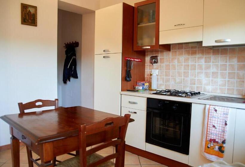 דירת שני חדרים, Rea Villa